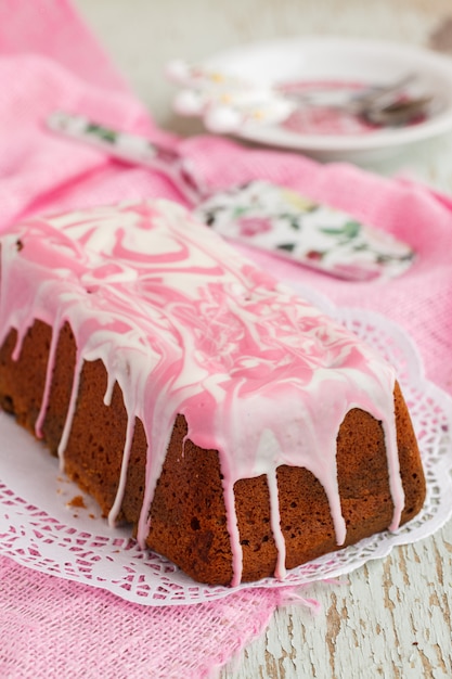 Kuchenmarmor mit Matcha, verziert mit rosa Zuckerguss.