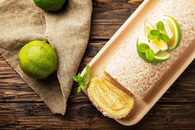 Kuchenrolle mit Limette und weißer Schokolade