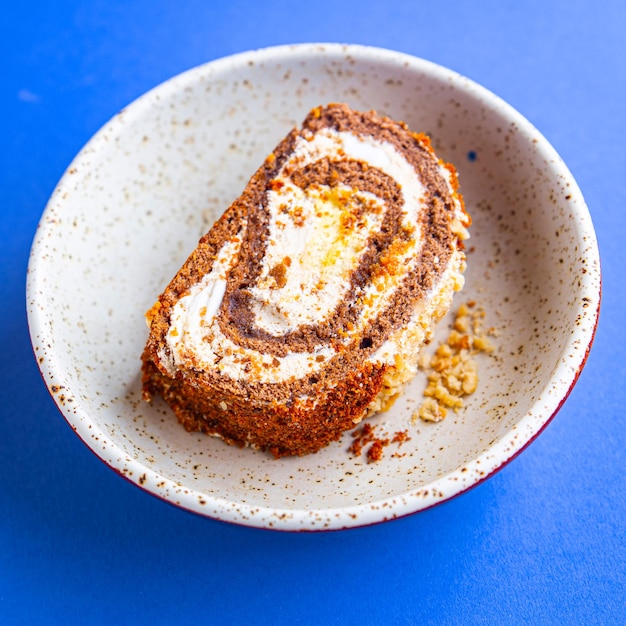 Kuchenrolle Scheibe Schokolade Vanille Sahne Stück süßes Dessert Mahlzeit Snack