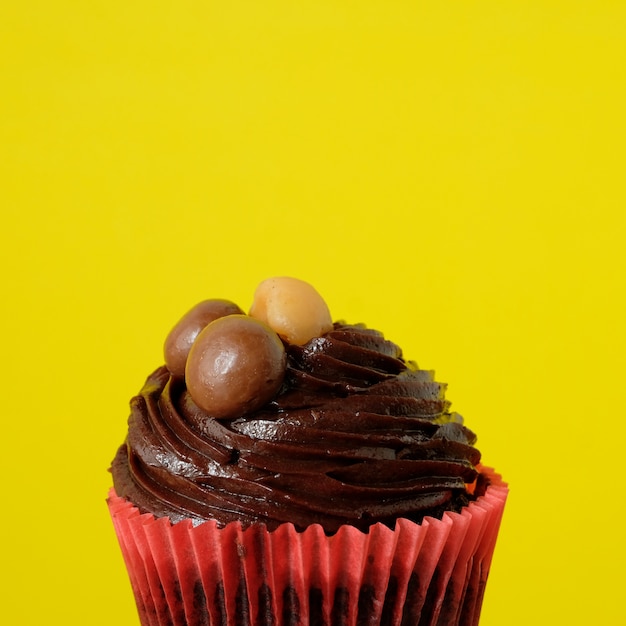 Kuchenschokolade auf gelbem Hintergrund