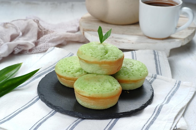 kue apam o apem bocadillo dulce tradicional indonesio.