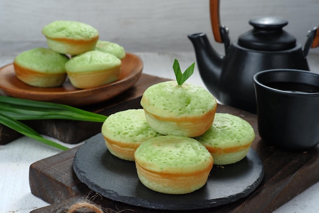 kue apam o apem bocadillo dulce tradicional indonesio.