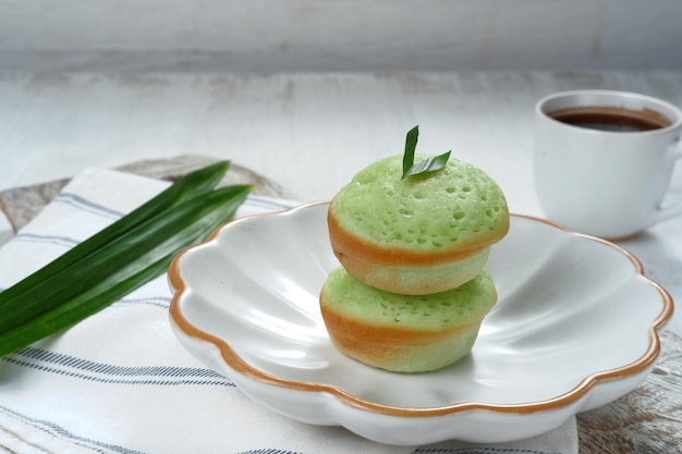 kue apam o apem bocadillo dulce tradicional indonesio.