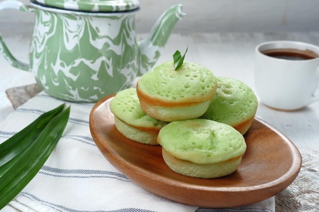 kue apam ou apem lanche doce tradicional indonésio.