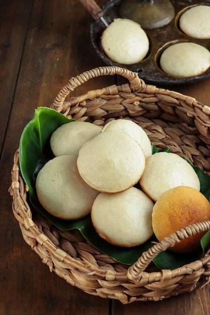 Kue Apem é panqueca tradicional indonésia feita para celebração tradicional javanesa