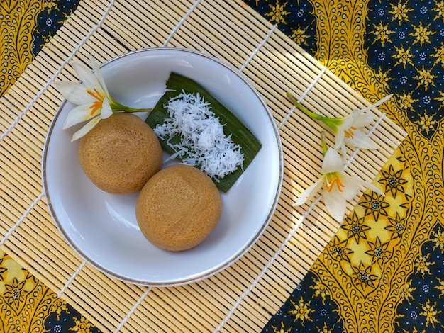 Kue Apem Sweet Bolo de vapor tradicional indonésio feito de farinha de arroz e açúcar de palma servido com shre