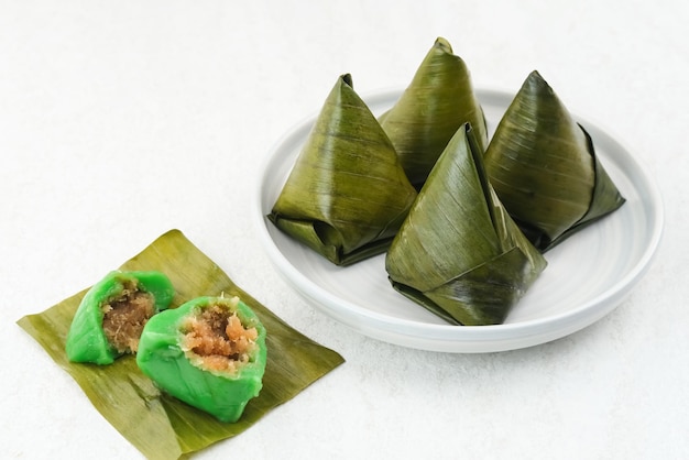 Kue Bugis ou Kue Mendut sobremesa tradicional indonésia feita de farinha de arroz glutinoso