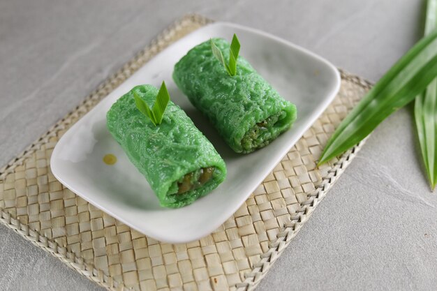 kue dadar gulung ein Dessert aus Klebreis, Kokosnuss und Palmzucker