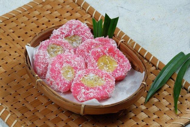 kue kacamataMata Roda sanggar banyuPutri Noong Pisang Raiis um lanche tradicional indonésio