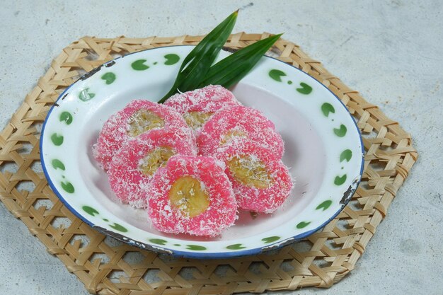 kue kacamataMata Roda sanggar banyuPutri Noong Pisang Raiis um lanche tradicional indonésio