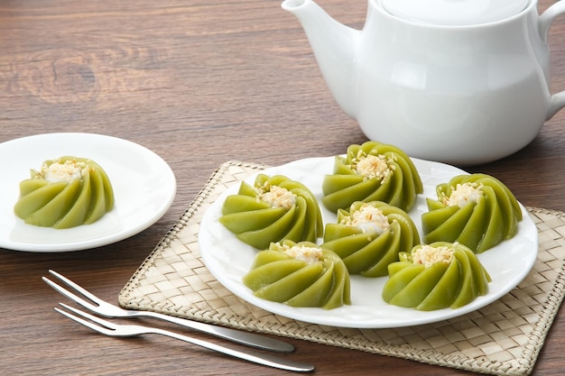 Kue Kaswi Pandan traditioneller Kuchen aus Tapioca-Mehl und Pandanblättern mit Sesamkerne