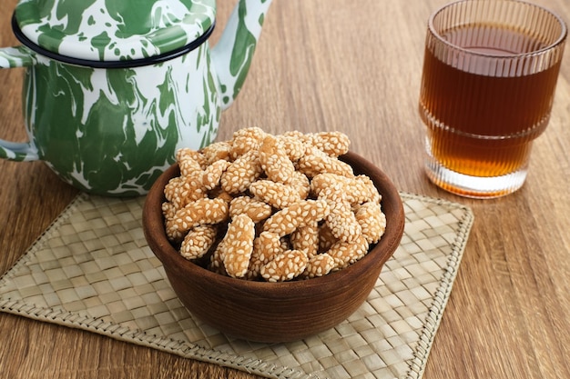 Kue Keciput, traditioneller indonesischer Snack aus Klebreismehl, Eiern, Zucker, Sesamsamen