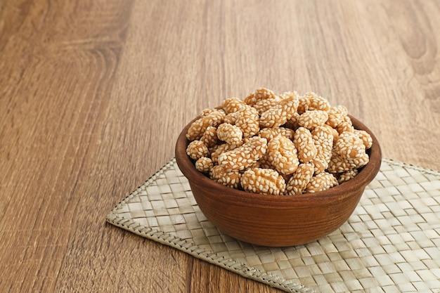 Kue Keciput, traditioneller indonesischer Snack aus Klebreismehl, Eiern, Zucker, Sesamsamen