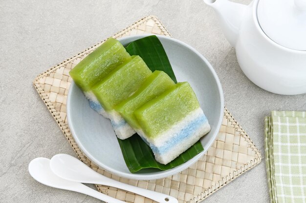 Kue Ketan Srikaya, lanche tradicional indonésio, feito de arroz pegajoso, leite de coco, farinha