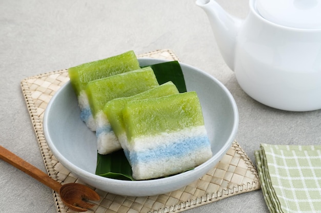 Kue Ketan Srikaya, merienda tradicional indonesia, hecha de arroz pegajoso, leche de coco, harina, pandan