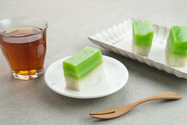 Kue Ketan Srikaya, traditioneller indonesischer Snack, hergestellt aus Klebreis, Kokosmilch, Mehl, Pandan