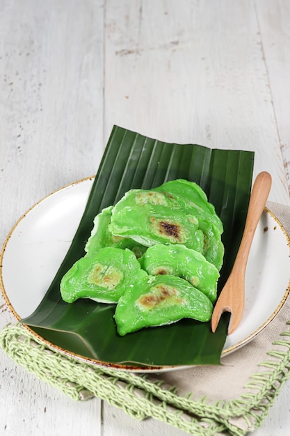 Kue Kipo es un bocadillo tradicional de Kotagede hecho de harina de arroz glutinoso relleno de coco