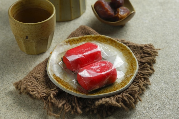 Foto kue ku traditionelles essen auf einem rustikalen teller, hergestellt aus klebrigem reismehl und mit mungbohnen gefüllt