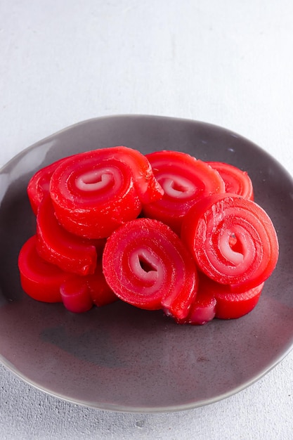 Kue Lapis merah putih gulung oder gedämpfte Kuchenrolle mit roter und weißer Schicht