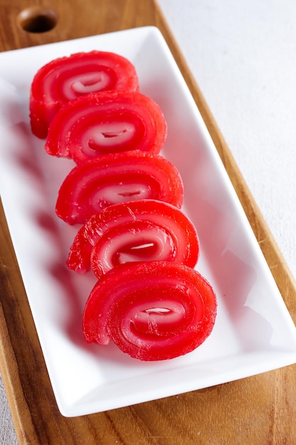 Kue Lapis merah putih gulung ou rolo de bolo cozido no vapor de camada vermelha e branca