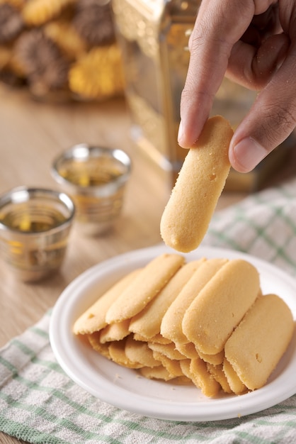 Foto kue lidah kucing ou katte tong biscuit. biscoito de biscoitos islâmicos para a tradição eid mubarak