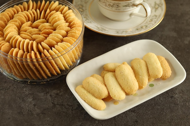 Kue Lidah Kucing ou língua de gato. Cookies Finas com Sabor Doce e Crocantes