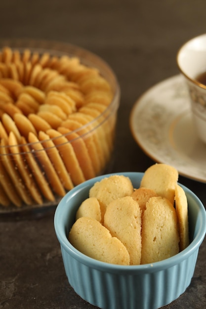 Kue Lidah Kucing ou língua de gato. Cookies Finas com Sabor Doce e Crocantes