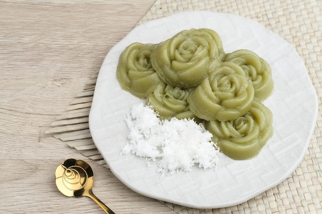 Kue Lumpang Pandan Kue Ijo Comida tradicional indonésia com textura elástica feita de farinha de sagu