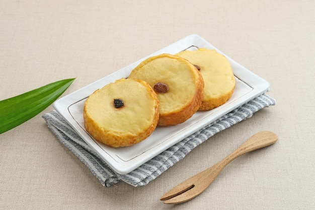 Kue Lumpur ou Mud Cake Lanche tradicional indonésio feito de ovos de farinha de batata, leite de coco