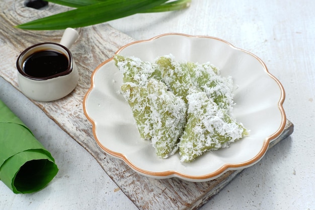 kue lupis Bocadillo tradicional indonesio hecho de arroz pegajoso, envuelto con hoja de plátano,