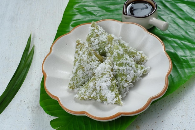 kue lupis Bocadillo tradicional indonesio hecho de arroz pegajoso, envuelto con hoja de plátano,