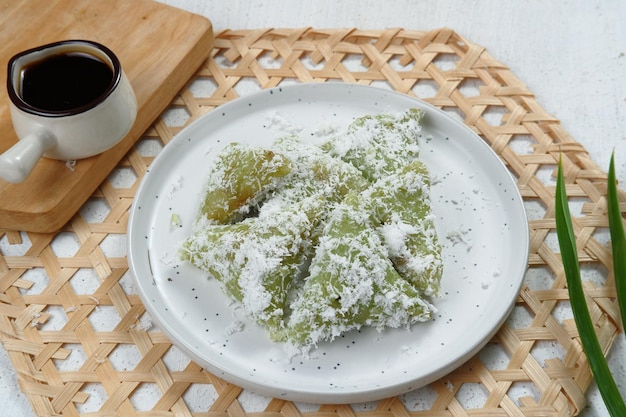 kue lupis Lanche tradicional indonésio feito de arroz pegajoso, envolto com folha de bananeira,