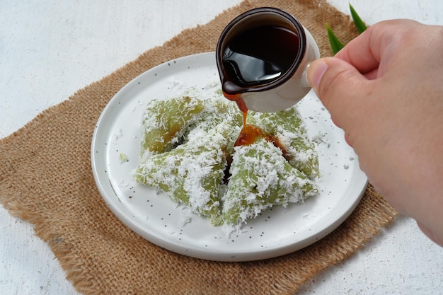 kue lupis Lanche tradicional indonésio feito de arroz pegajoso, envolto com folha de bananeira,