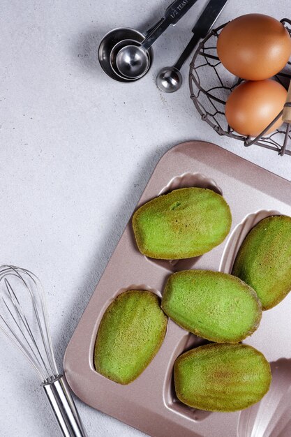 Kue madeleine grüner Tee Grüner Tee Madeleines-Kuchen mit Puderzucker bestäubt