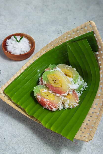 Kue mata roda o grubi está hecho de mandioca cuyo centro está relleno de plátanos