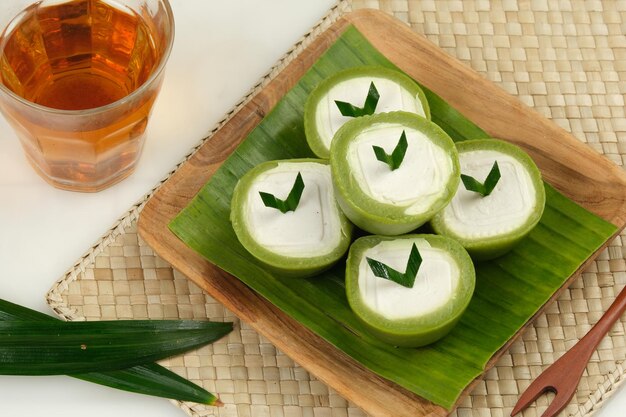 Foto kue nona manis es un postre dulce tradicional de indonesia