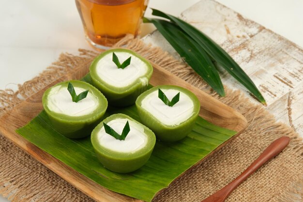 Foto kue nona manis es un postre dulce tradicional de indonesia