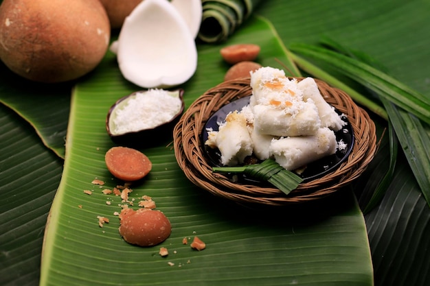 Kue oder Kuih Putu Bambu ist ein Kuchen aus Reismehl, der mit Bambusformen geformt wird. Das Aroma von Pandanblättern aus diesem Kuchen ist sehr appetitlich. Dieser Kuchen ist in Indonesien und Malaysia sehr legendär