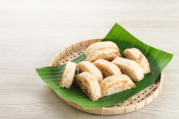 Kue Pancong Gandos o Bandros es un bocadillo tradicional indonesio