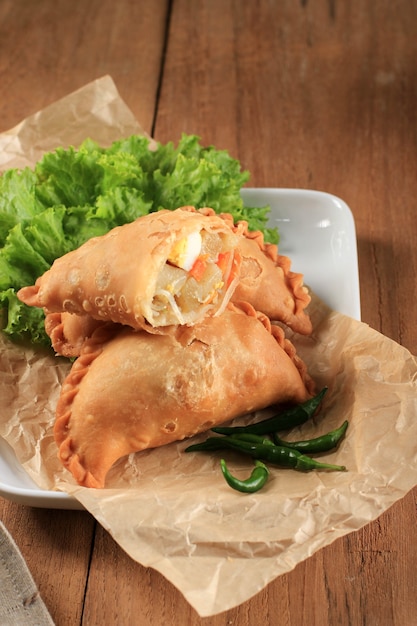 Kue Pastel Goreng (Jalangkote o Karipap) es un bocadillo de hojaldre relleno con zanahorias en cubos, papas y huevos. Popular en el sudeste asiático como Curry Puff