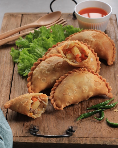 Kue Pastel Goreng (Jalangkote oder Karipap) ist ein flockiger Gebäck-Snack, gefüllt mit gewürfelten Karotten, Kartoffeln und Eiern. Beliebt in Südostasien als Curry Puff