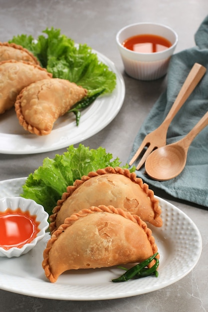 Kue Pastel Goreng (Jalangkote ou Karipap) é um lanche de massa folhada recheado com cenouras, batatas e ovos em cubos. Popular no Sudeste Asiático como Curry Puff