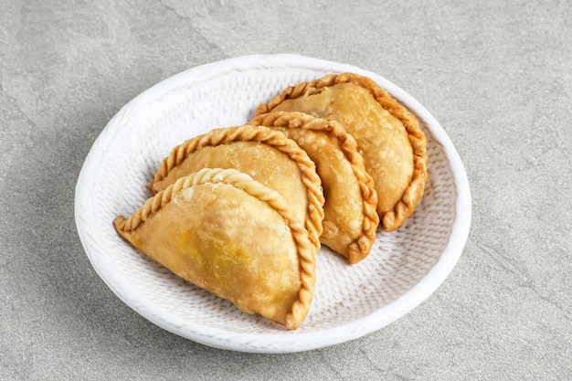 Kue Pastel oder Jalangkote Indonesischer traditioneller Snack, gefüllt mit Karotten und Kartoffeln