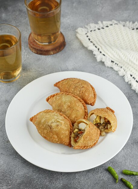 Kue Pastell, traditioneller herzhafter Snack aus Indonesien, gefüllt mit Karotten, Kartoffeln und Ei, zum Essen