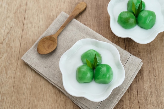 Kue Putri Mandi, traditionelles indonesisches Dessert aus gedämpftem Klebreis