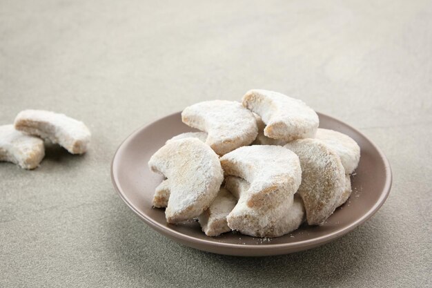 Kue Putri Salju ou Biscoitos Brancos de Neve em forma de crescente