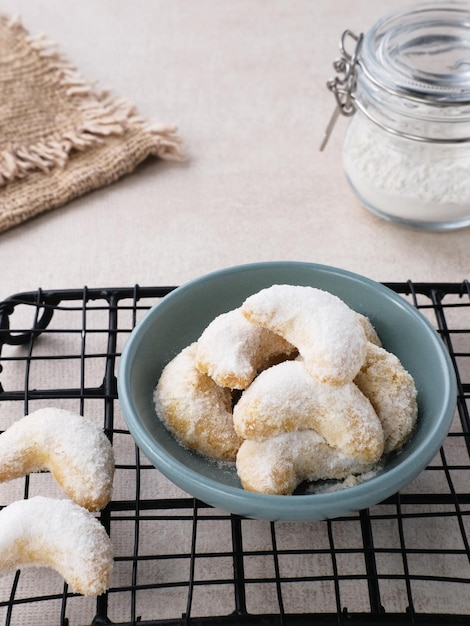 Kue Putri Salju ou Snow White Cookies com forma de crescente Feito de farinha de açúcar e manteiga