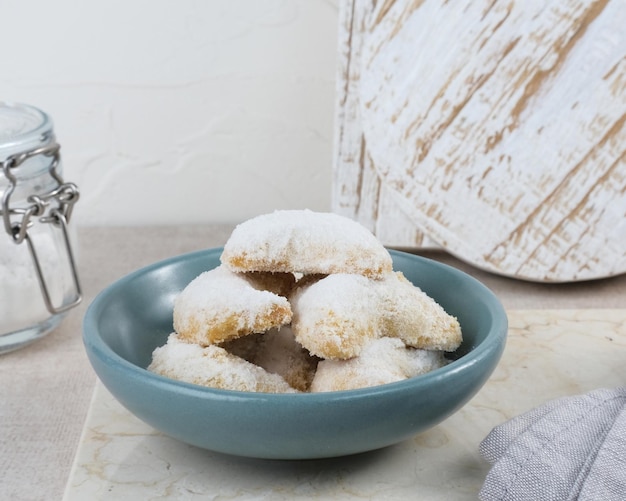 Foto kue putri salju ou snow white cookies com forma de crescente feito de farinha de açúcar e manteiga