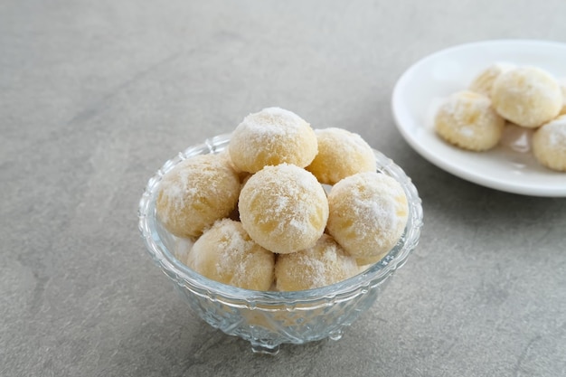 Kue Putri Salju ou Snow White Cookies Feitos de farinha de açúcar e manteiga revestidas com açúcar de confeiteiro