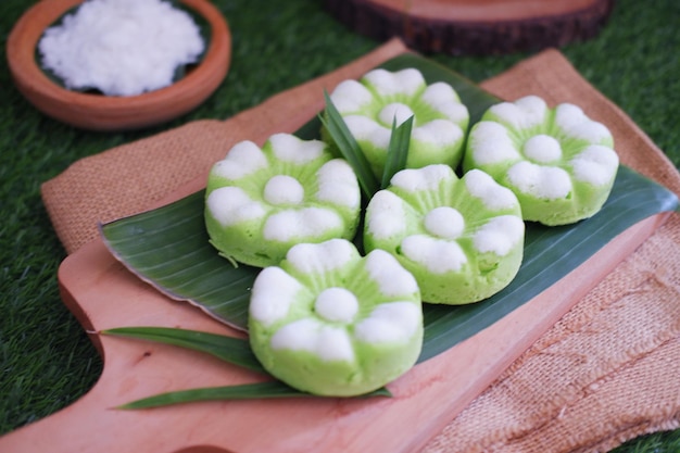 Kue Putu Ayu un aperitivo tradicional indonesio elaborado con harina de arroz, hojas de pandan y coco rallado.